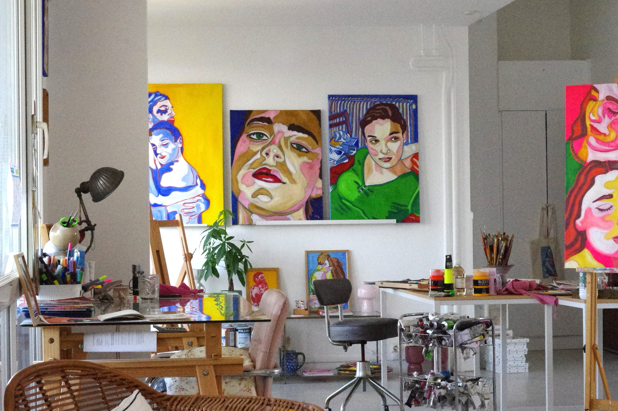 Vue de l’atelier de Mathilde Polidori avec ses peintures et son matériel de travail