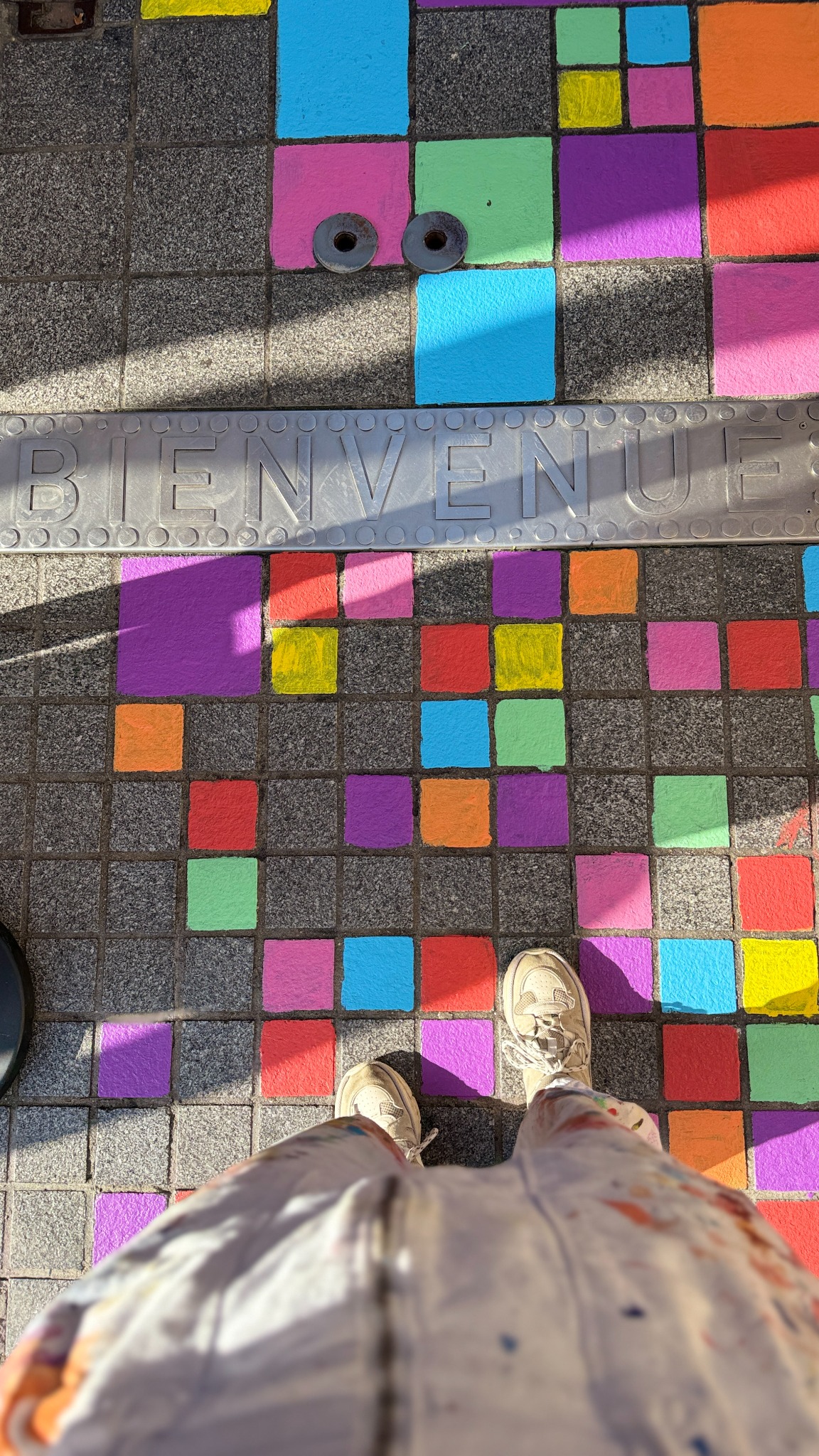 Détail du motif coloré autour du mot Bienvenue