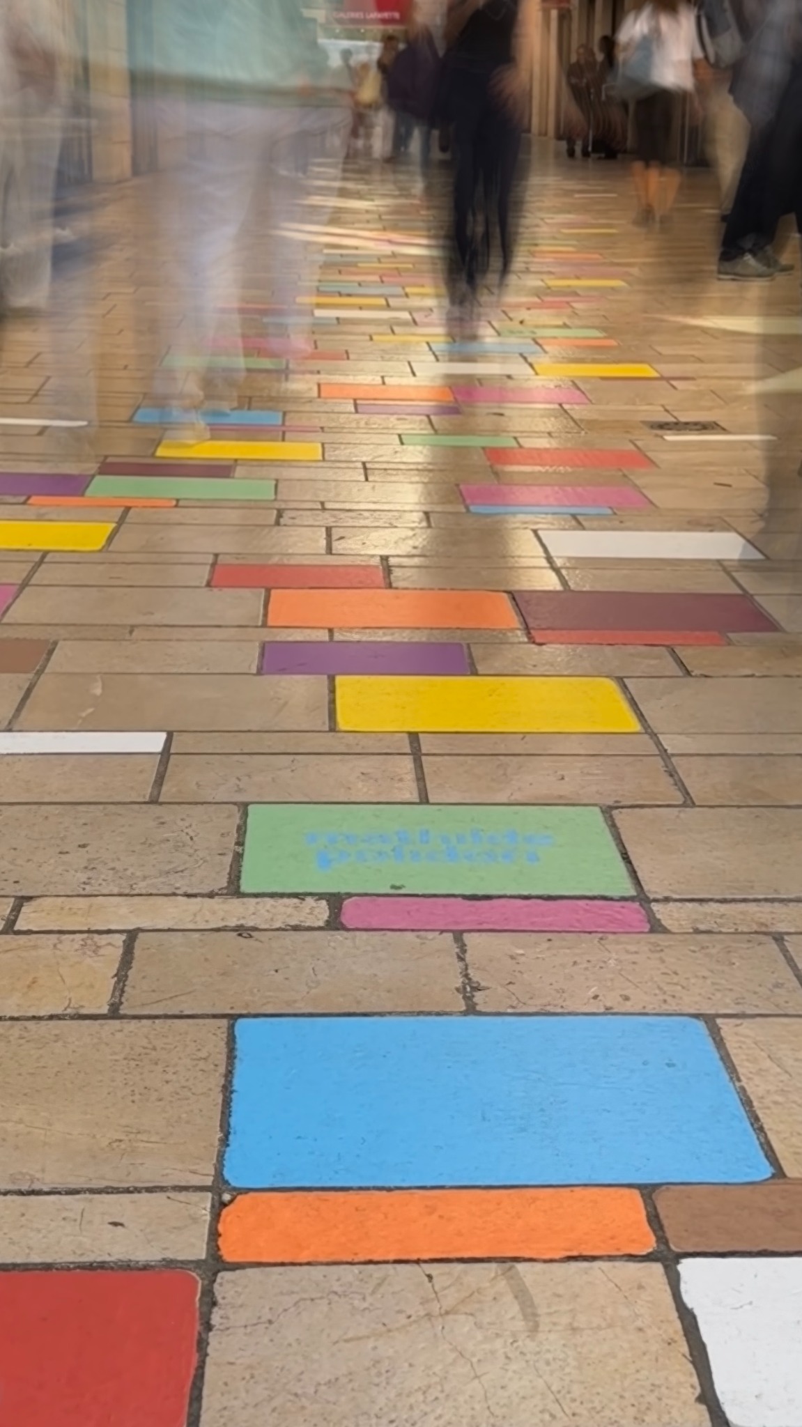 Passants en mouvement sur les pavés colorés
