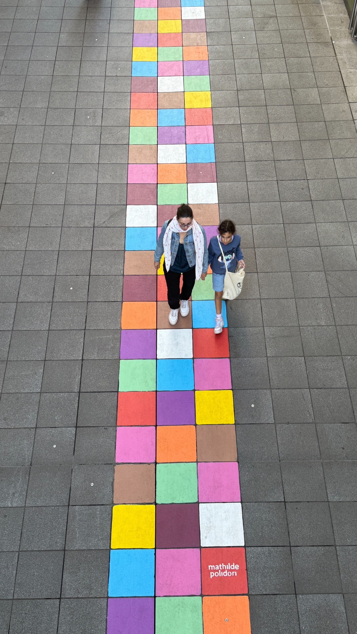 Ruban abstrait de pavés colorés vu du dessus