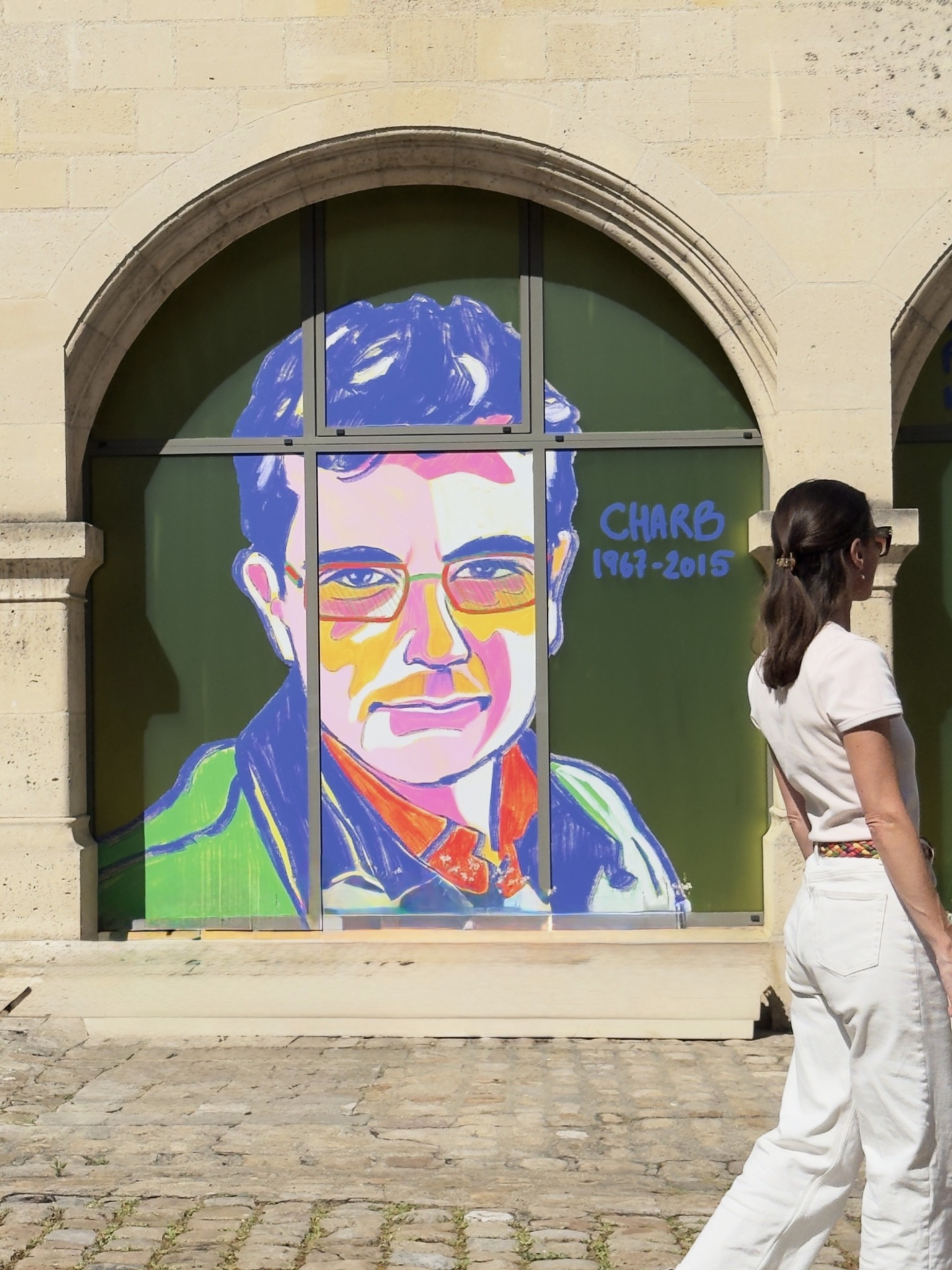 Détail du portrait de Charb sur une fenêtre cintrée
