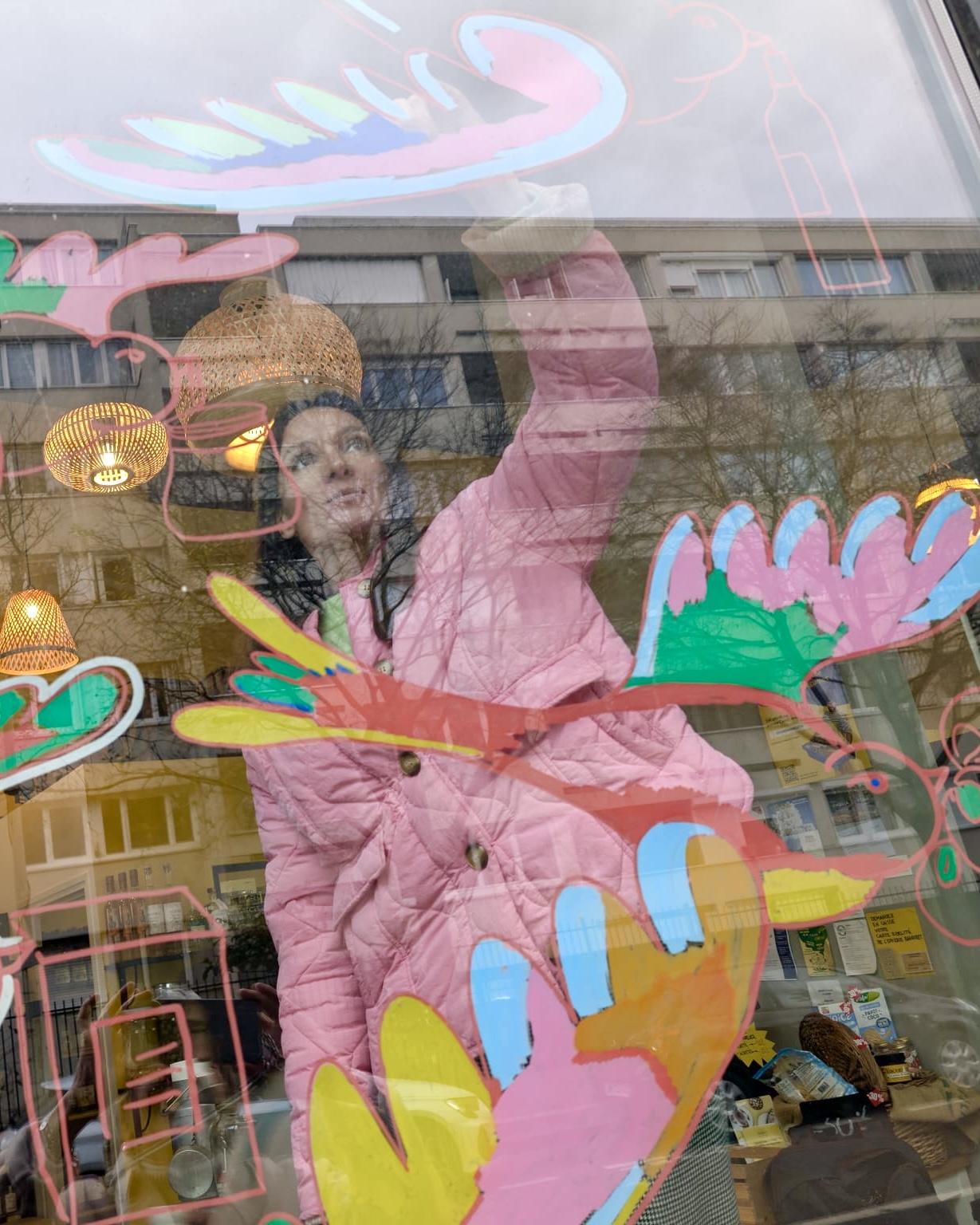 Mathilde Polidori peignant les oiseaux directement sur le verre