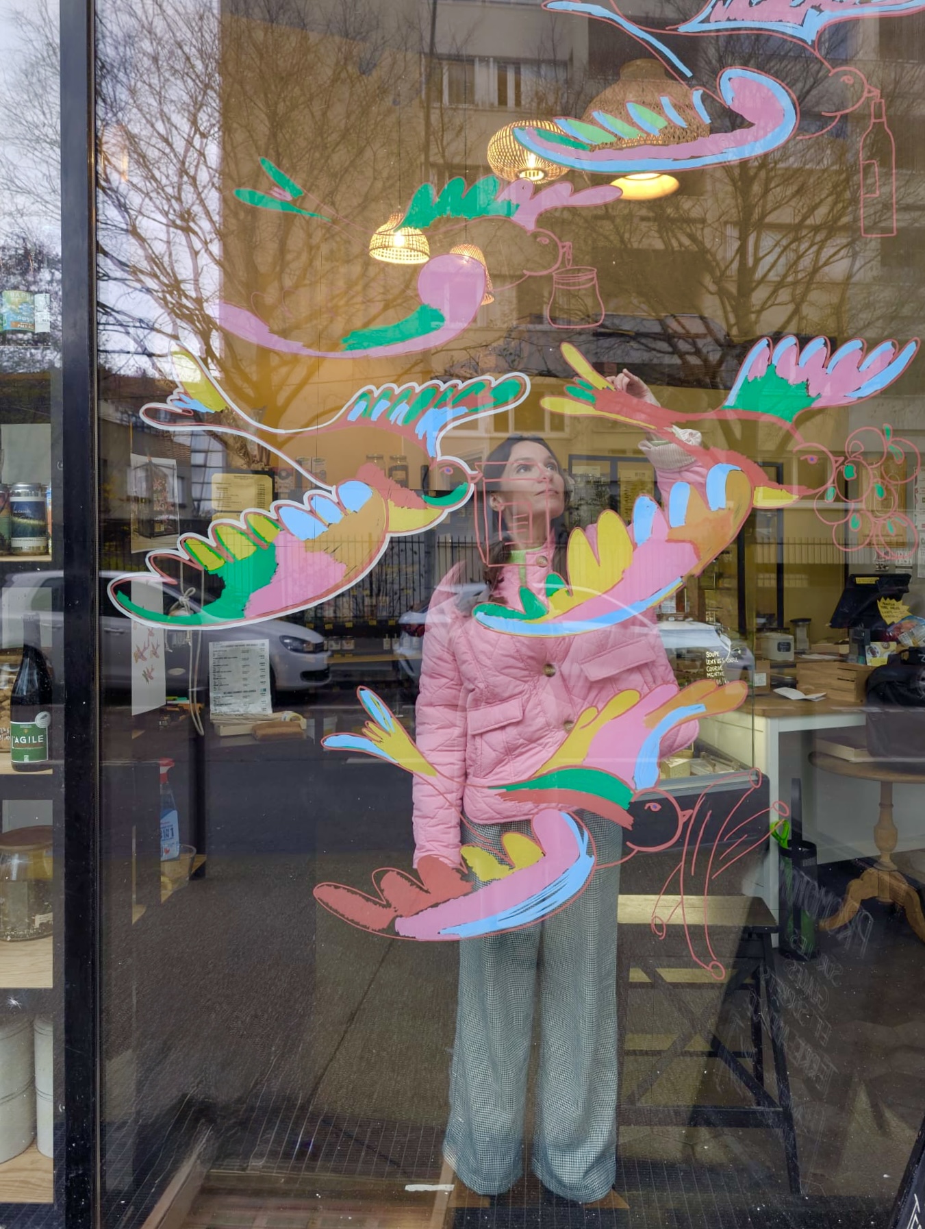 Mathilde Polidori derrière la vitrine peinte