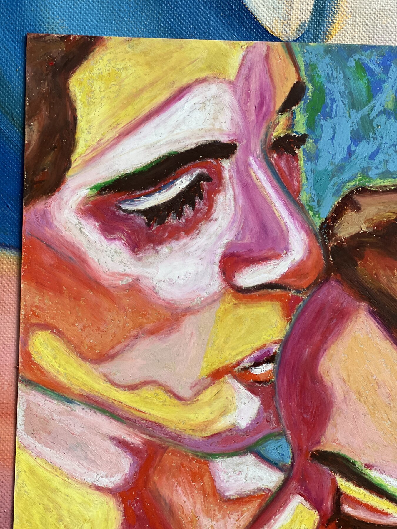 Détail d’un pastel aux tons jaunes, roses et bleus